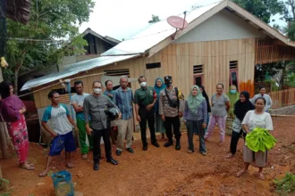 Lurah Tinjau Rumah Terdampak Lumpur Tanah Kuning Dan Banjir Akibat Pengeruhan Lahan