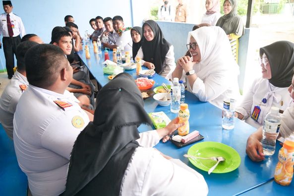 marlin makan siang di kantin smk aljabar bengkong batam