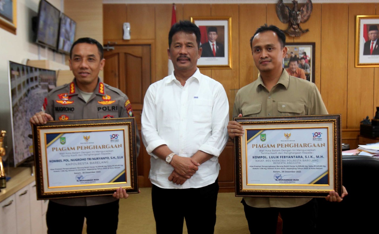 Walikota Batam Berikan Piagam Penghargaan