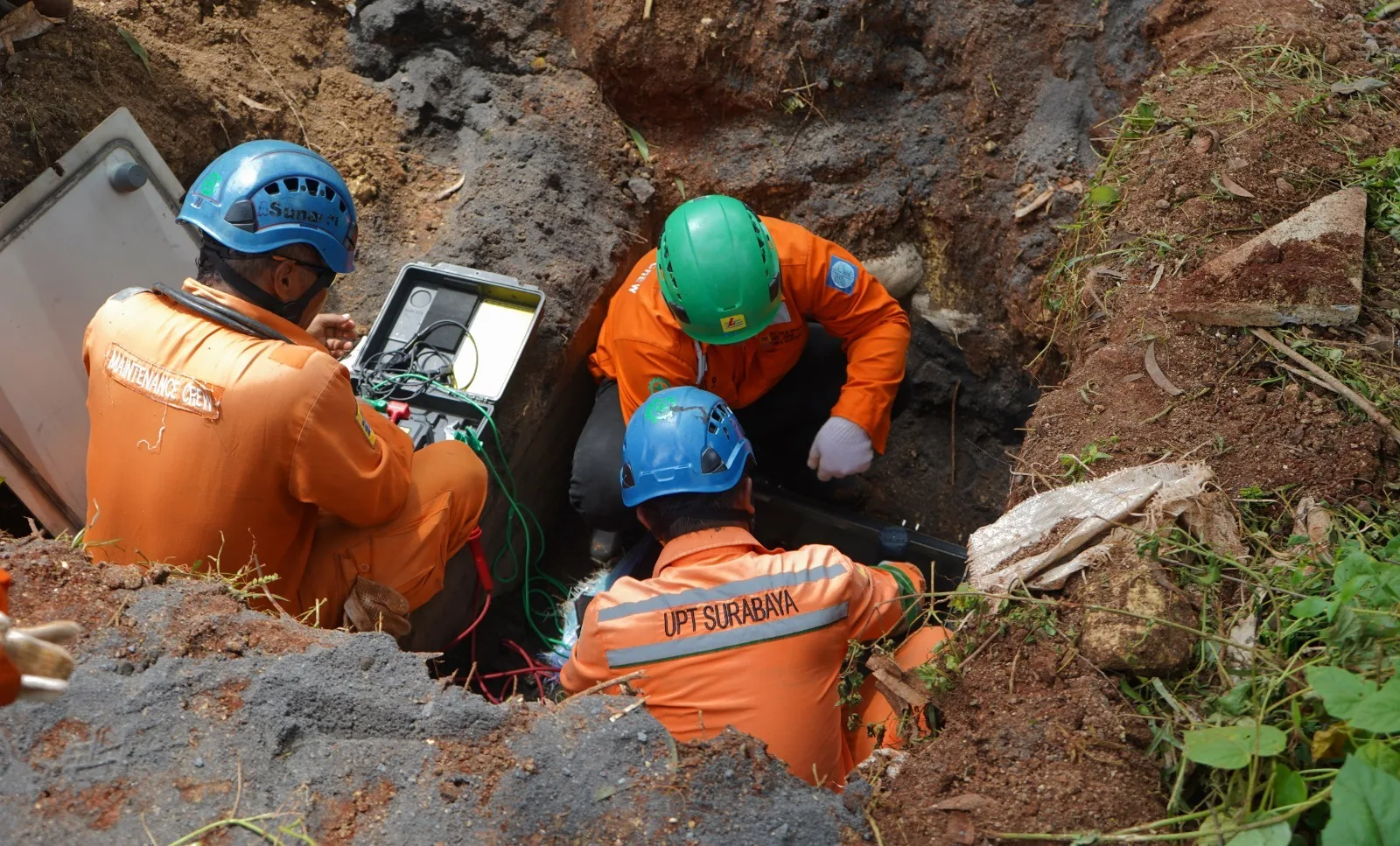 Petugas Pln Saat Melakukan Pencarian Titik Gangguan Pemadaman Dipulau Madura