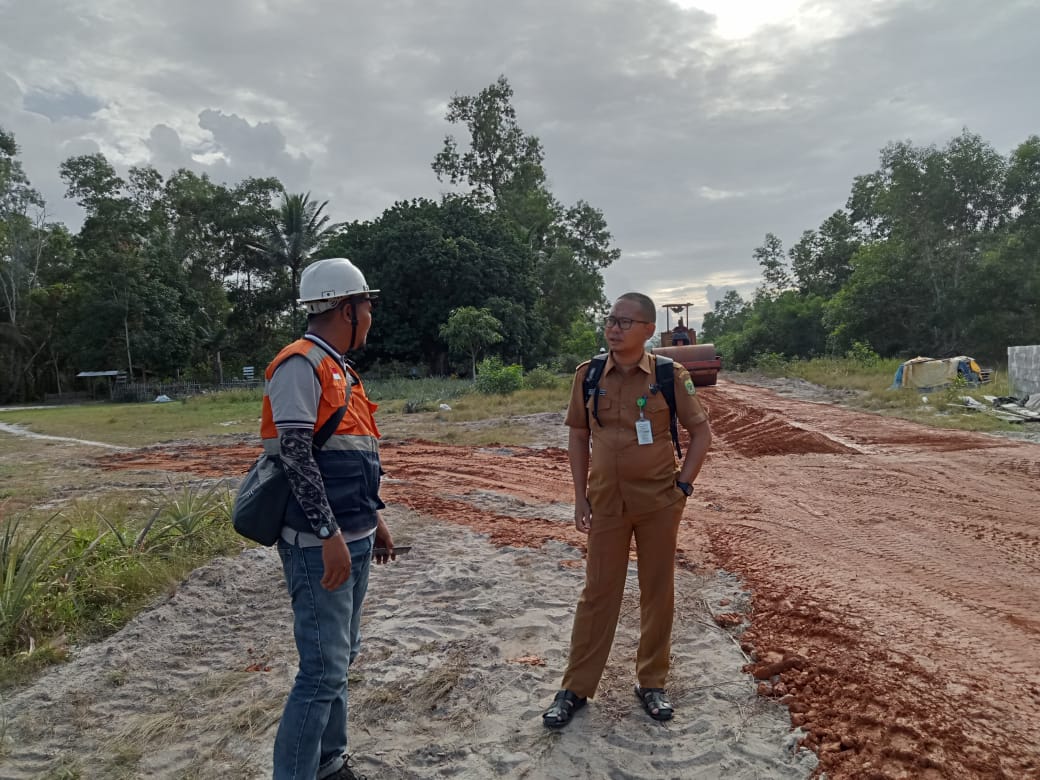 Lurah Sungai Lumpur saat meninjau pembangunan jalan