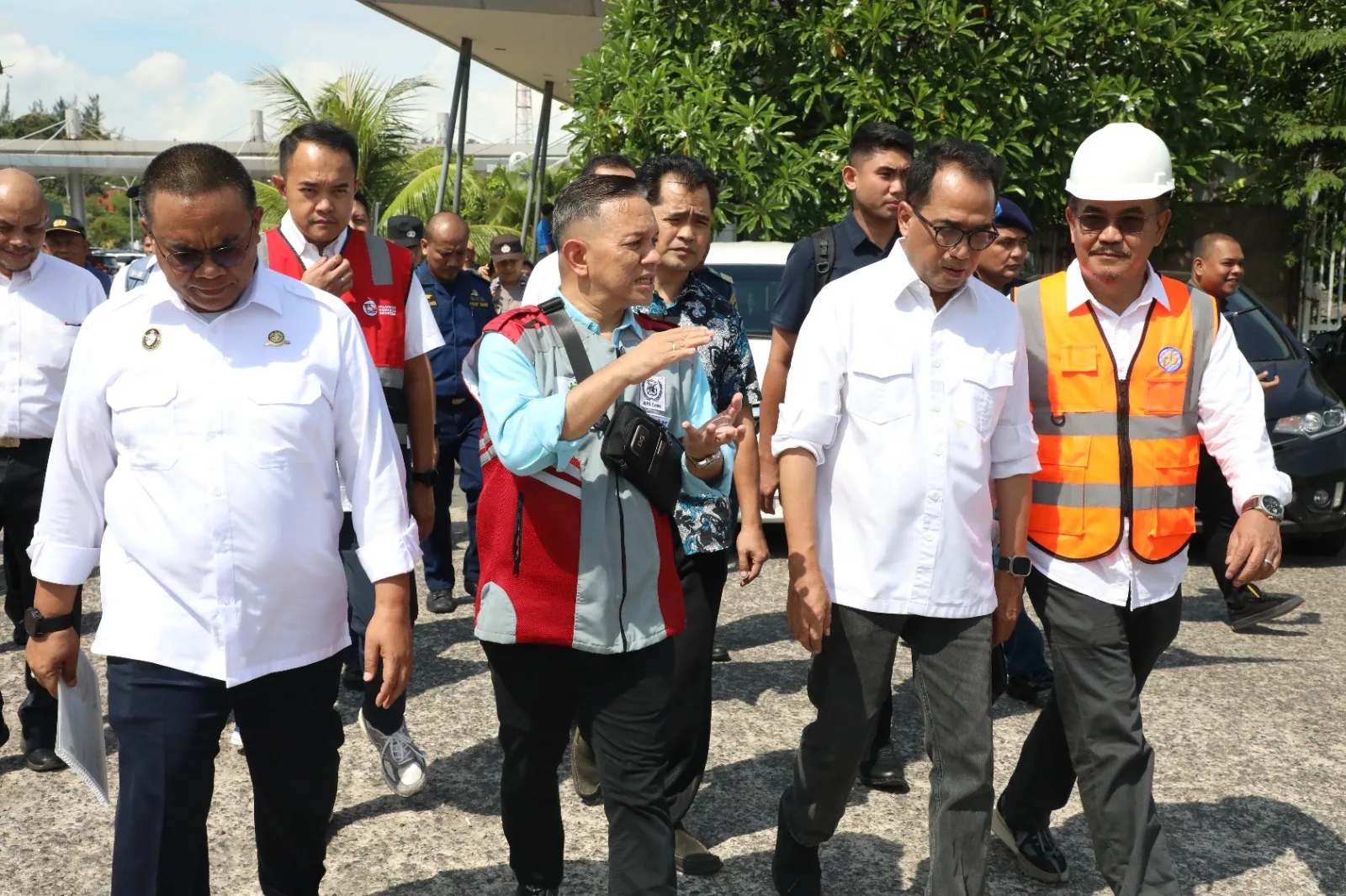 Menhub Budi Karya Kunjungi Pelabuhan Domestik Dan Internasional Sekupang