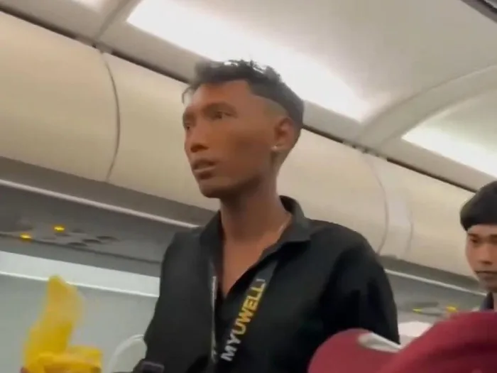 Pria Merokok Di Pesawat Citilink Indonesia