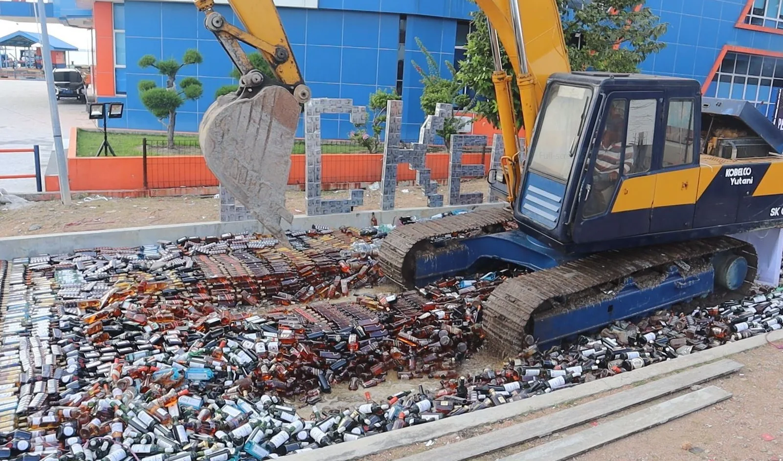23 ribu botol miras dan 1 juta batang rokok ilegal dimusnahkan dengan cara digilas menggunakan alat berat | Foto: Ami