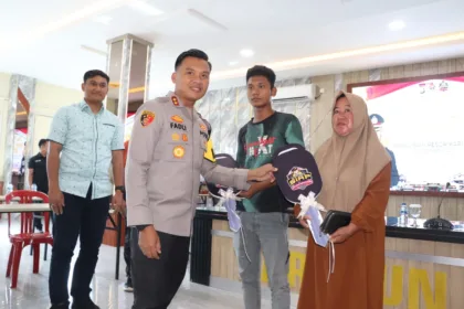 Kapolres Karimun, AKBP Fadli Agus mengembalikan barang bukti sepeda motor hasil tindak pidana Curanmor kepada pemilik | Foto: Ami