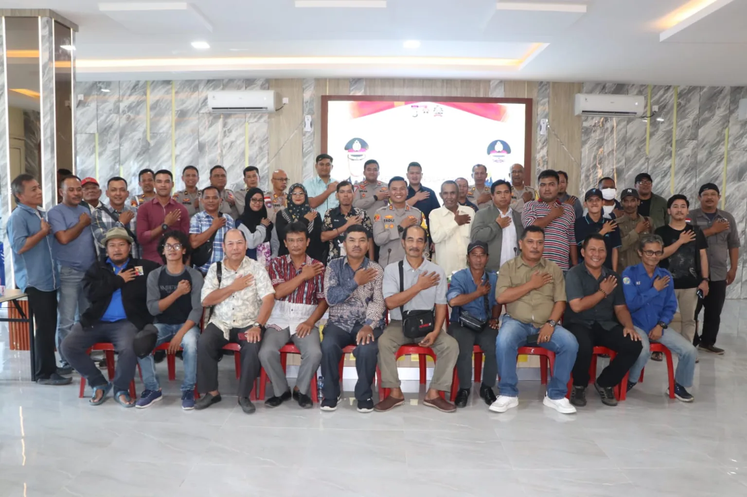 Kapolres Karimun, AKBP Fadli Agus (tengah) foto bersama Insan Pers usai konferensi pers pencapaian kinerja akhir tahun 2023 | Foto: Ami