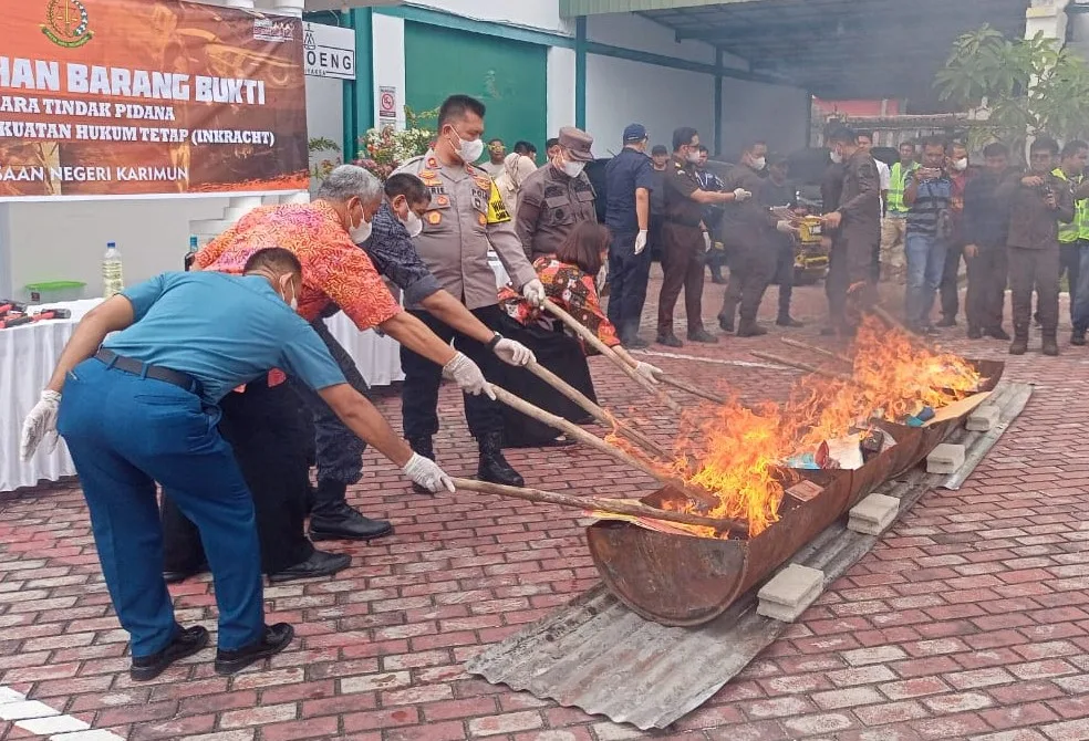Barang bukti hasil tindak pidana umum berupa pakaian dimusnahkan dengan cara dibakar | Foto: Ami