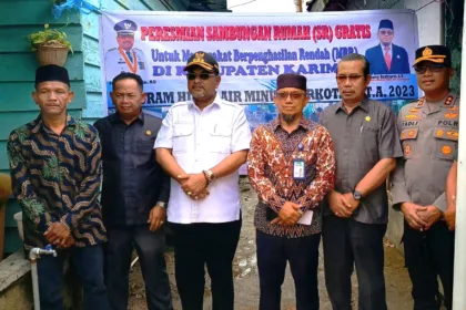 Penyambungan gratis air bersih diberikan Perumda Tirta Mulia Karimun kepada 314 rumah warga di kawasan Sungai Lakam Barat, Kecamatan Karimun | Foto: Ami