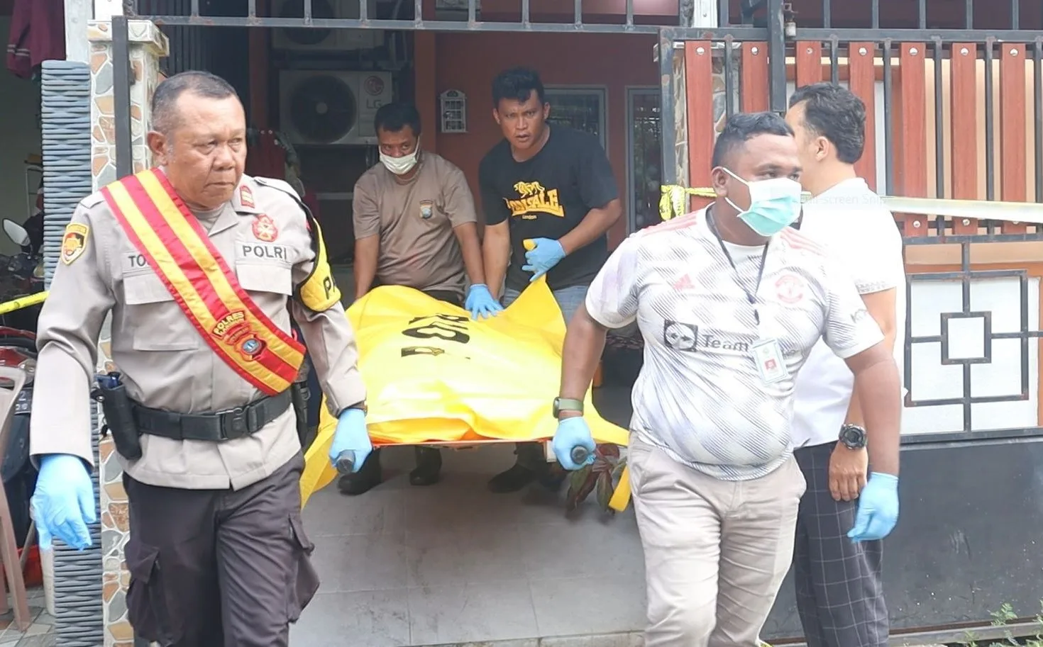 Jenazah korban saat hendak dibawa ke RSUD M. Sani Karimun untuk dilakukan otopsi | Foto: Ami