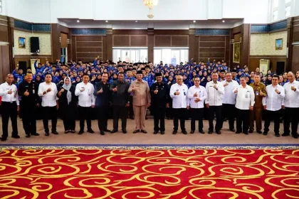 Bupati Karimun Aunur Rafiq dan Wakil Bupati Karimun Anwar Hasyim foto bersama para Kadis dan seluruh ASN serta pejabat fungsional yang dilantik | Foto: Ami