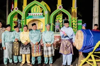 Wakil Bupati Karimun, Anwar Hasyim memukul gong tanda dibukanya ajang MTQ ke-1 Tingkat Kecamatan Selat Gelam | Foto: Ami