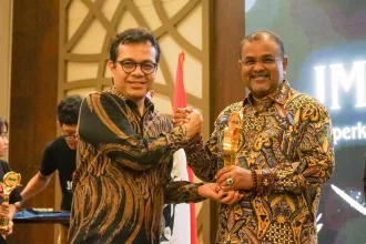Bupati Karimun, Aunur Rafiq menerima JMSI Award 2024 yang diserahkan oleh Wakil Kominfo RI, Nezar Patria pada, Senin (19/2/2024) | Foto: Ami