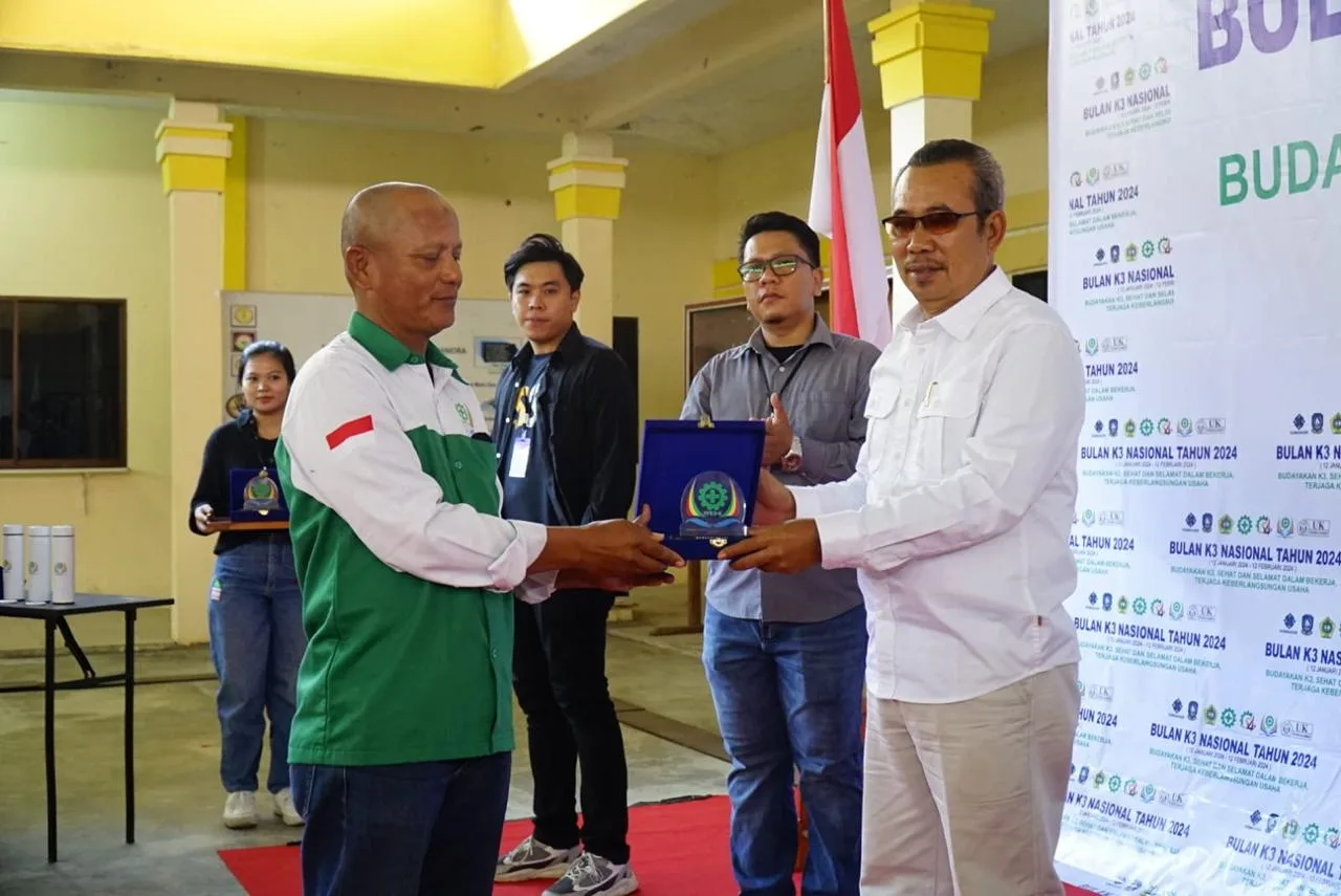 Ketua DPRD Kabupaten Karimun, Muhammad Yusuf Sirat menerima plakat penghargaan dalam kegiatan peringatan Bulan K3 Nasional Tahun 2024 pada, Minggu (28/2/2024) | Foto: Ami