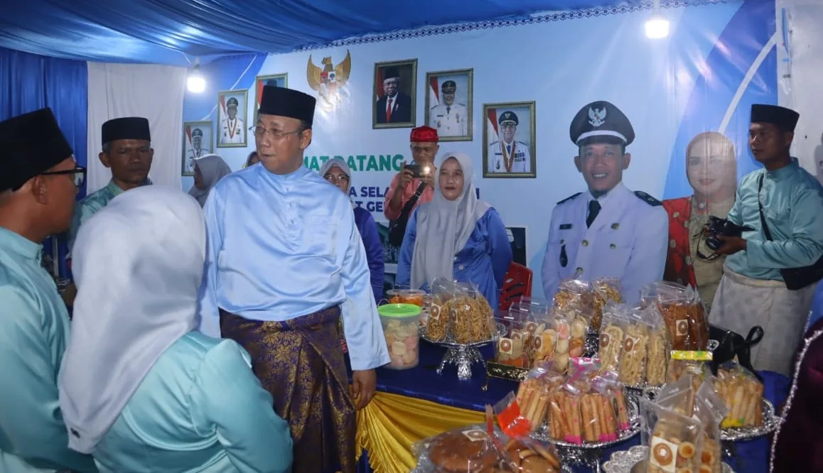 Wakil Bupati Karimun Anwar Hasyim didampingi Camat Selat Gelam Indra meninjau stand bazar MTQ Desa Selat Mendaun | Foto: Ami