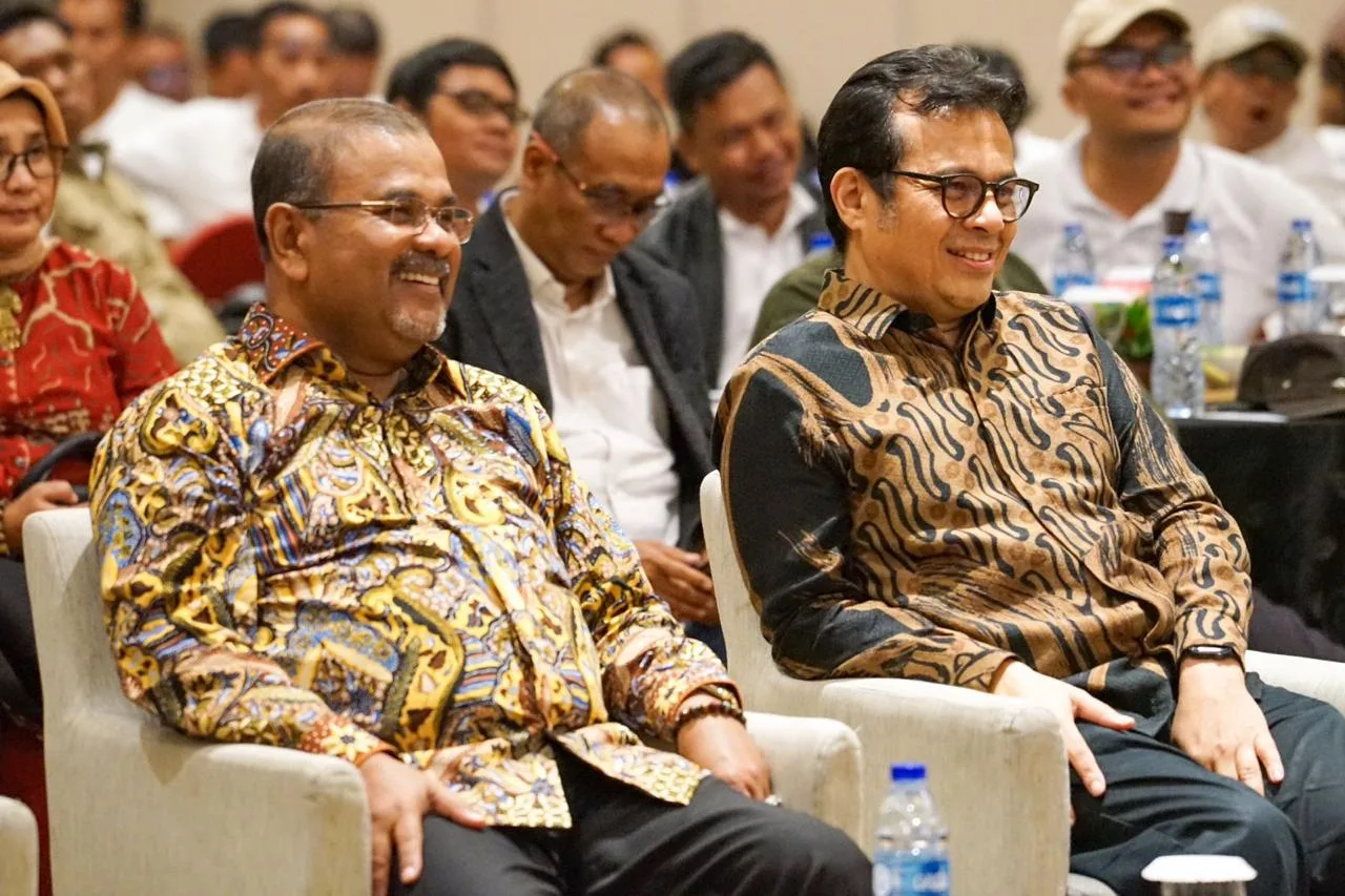Bupati Karimun, Aunur Rafiq duduk bersama Wakil Menkominfo RI saat penyerahan JMSI Award 2024 di Hotel Discovery Ancor, Jakarta | Foto: Ami