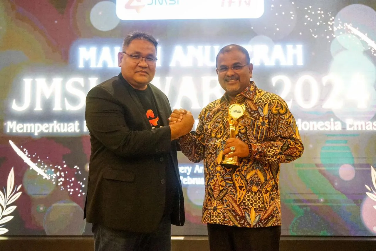 Ketua Umum JMSI, Teguh Santoso memberikan ucapan selamat kepada Bupati Karimun, Aunur Rafiq yang menerima JMSI Award 2024 kategori inovasi pemerintahan | Foto: Ami