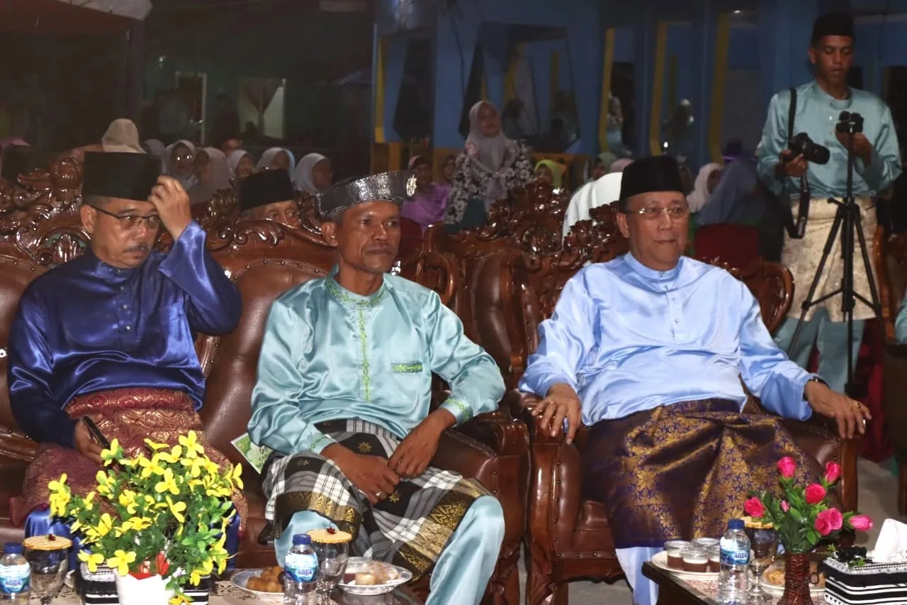 Wakil Bupati Karimun Anwar Hasyim didampingi Camat Selat Gelam Indra menyaksikan penampilan seni dalam pembukaan MTQ ke-1 Tingkat Kecamatan Selat Gelam | Foto: Ami