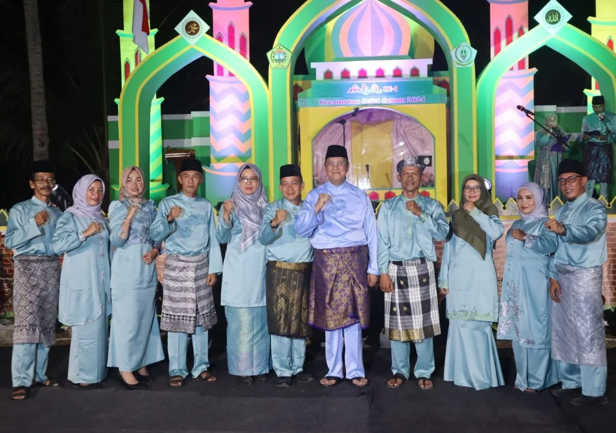 Wakil Bupati Karimun Anwar Hasyim foto bersama Camat Selat Gelam Indra dan seluruh Kepala Desa di Kecamatan Selat Gelam dalam pelaksanaan MTQ ke-1 | Foto: Ami