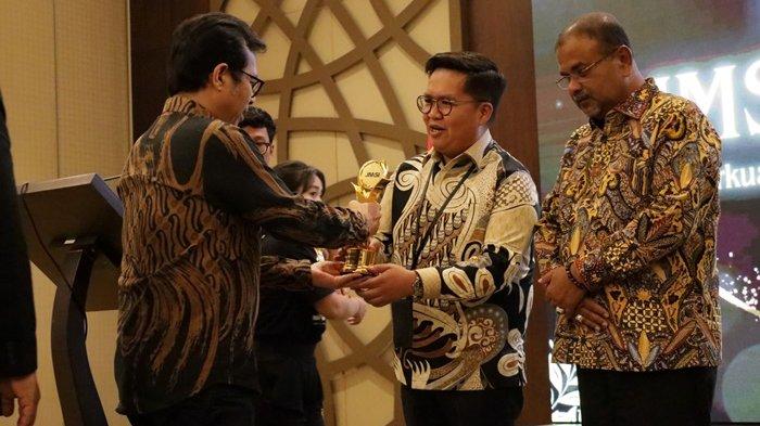 Bupati Karimun, Aunur Rafiq bersama Wakil Bupati Kukar, Rendi Solihin menerima JMSI Award 2024 yang diserahkan Wakil Menkominfo RI, Nezar Patria | Foto: Ami