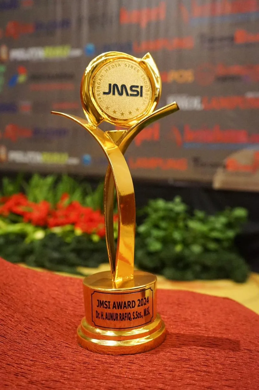 Piala JMSI Award 2024 yang diterima Bupati Karimun, Aunur Rafiq dalam kategori inovasi pemerintahan | Foto: Ami