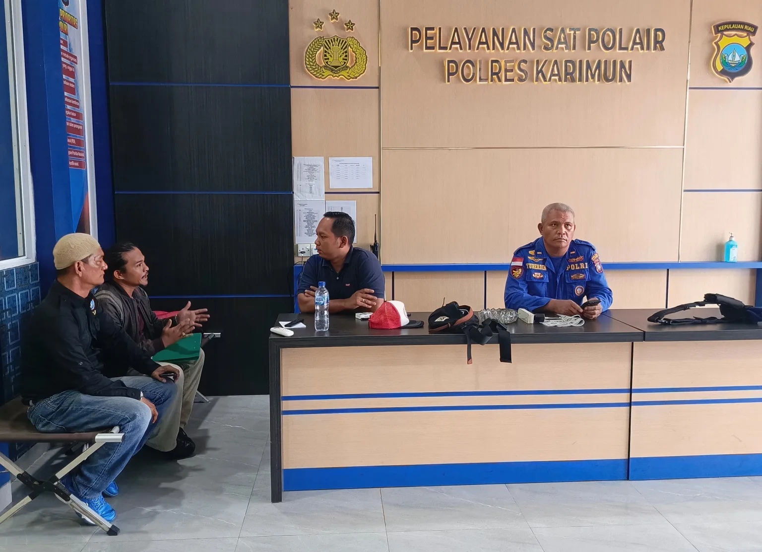 Ketua Ormas KPK, Mardana Surya Darma melaporkan izin aktivitas tambang pasir laut ke Satpolairud Polres Karimun | Foto: Ami