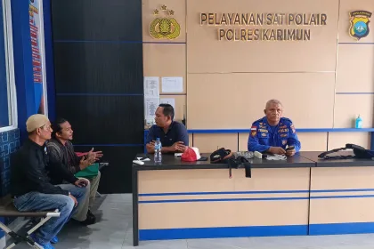 Ketua Ormas KPK, Mardana Surya Darma melaporkan izin aktivitas tambang pasir laut ke Satpolairud Polres Karimun | Foto: Ami