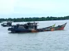 Kapal tambang pasir laut yang diduga beroperasi ilegal digiring Ditpolairud Polda Kepri ke depan Pulau Merak, Sungai Pasir, Karimun | Foto: Ami