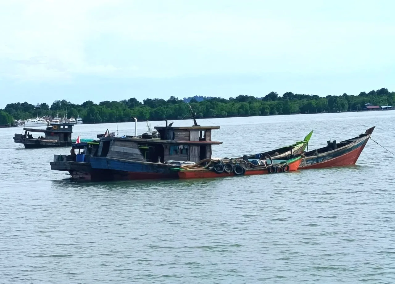 Kapal tambang pasir laut yang diduga beroperasi ilegal digiring Ditpolairud Polda Kepri ke depan Pulau Merak, Sungai Pasir, Karimun | Foto: Ami