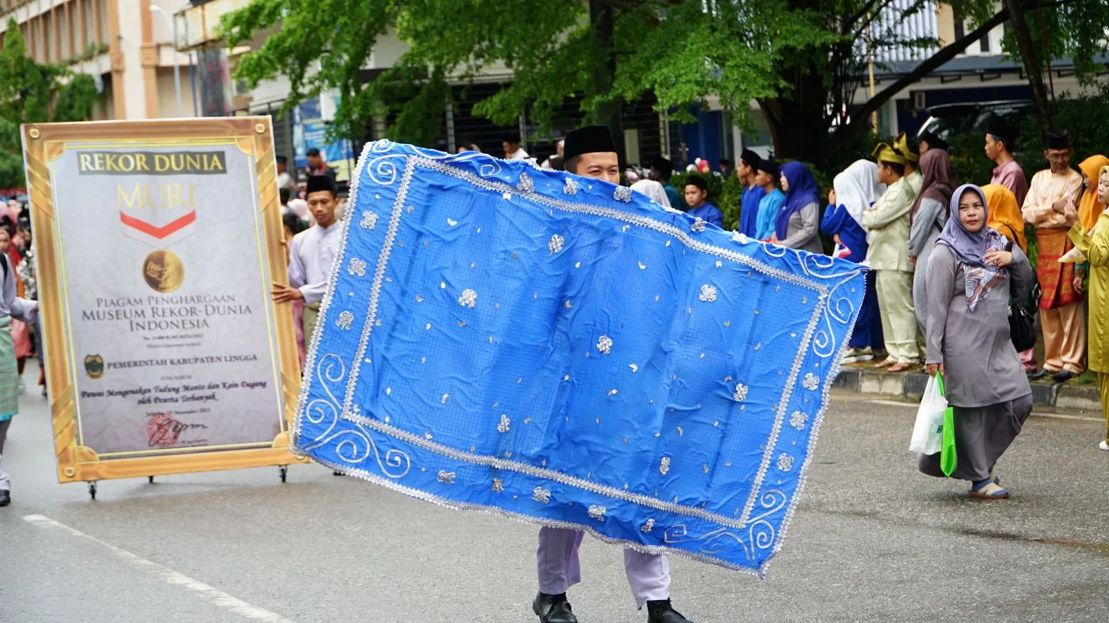 Replika MURI Dan Tudung Manto Lingga Semarakkan Pawai Taaruf MTQ Ke-X ...