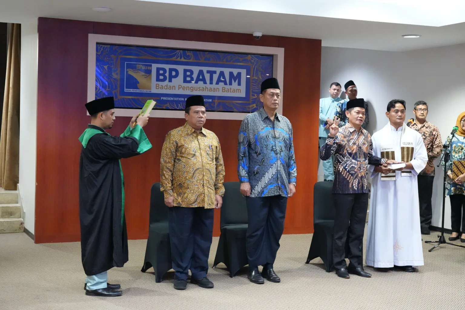 Wakil Kepala Badan Pengusahaan (BP) Batam, Purwiyanto melantik tiga orang Pejabat Tingkat II di lingkungan BP Batam