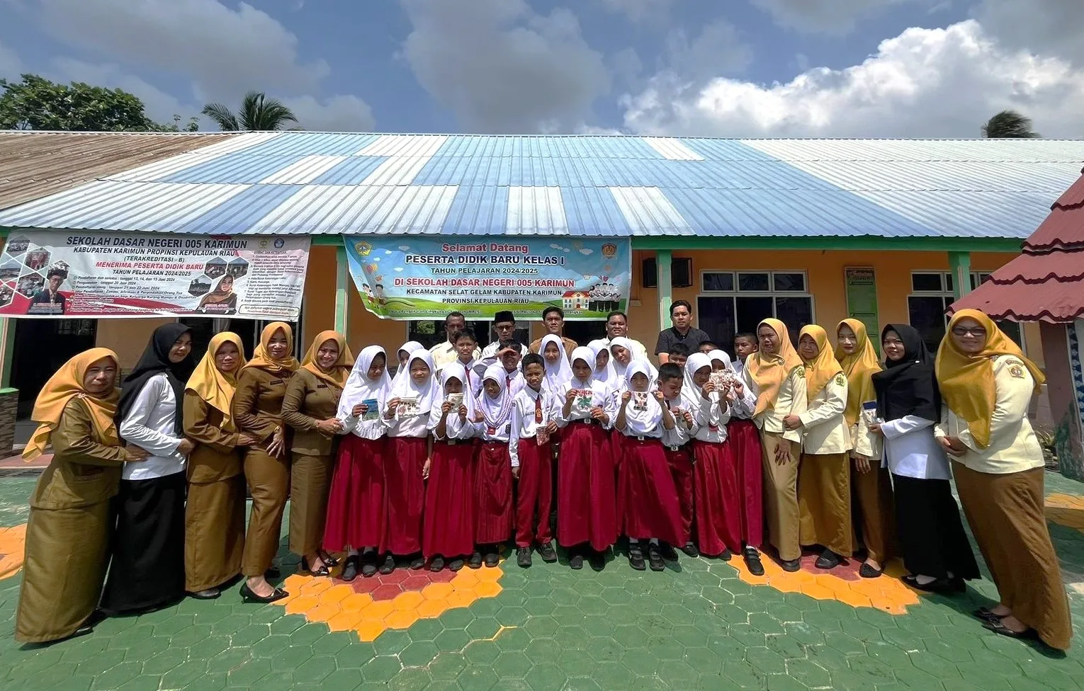 Dosen ITB foto bersama guru dan pelajar SDN 005 Desa Parit dalam rangka program pengabdian pada masyarakat, Senin (15/7/2024) | Foto: Ami