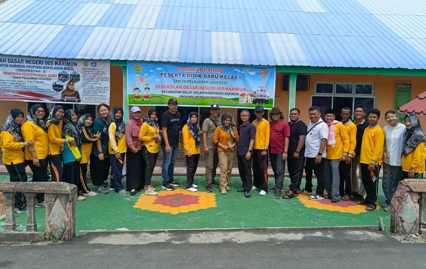 Dosen ITB dan Unpad foto bersama Guru SDN 005 Desa Parit dalam kegiatan penataan taman program pengabdian pada masyarakat | Foto: Ami