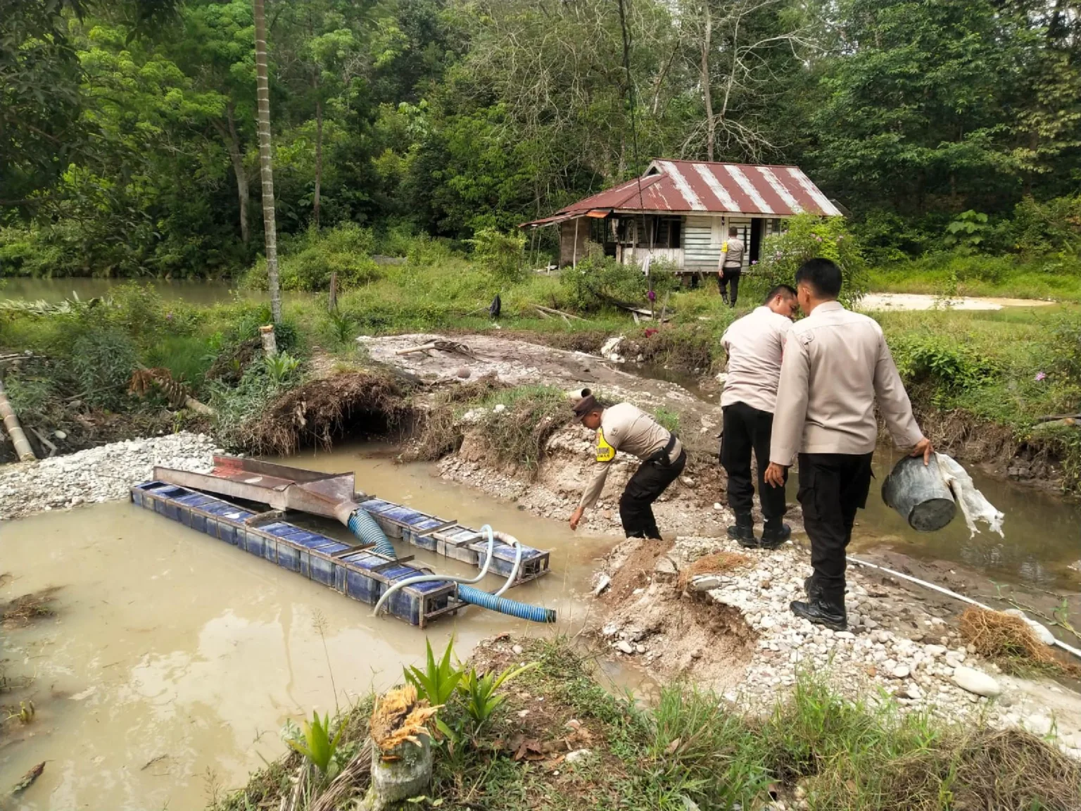 Polisi Musnahkan 7 Rakit Yang Digunakan Aktivitas Tambang Ilegal Di Kuansing 14