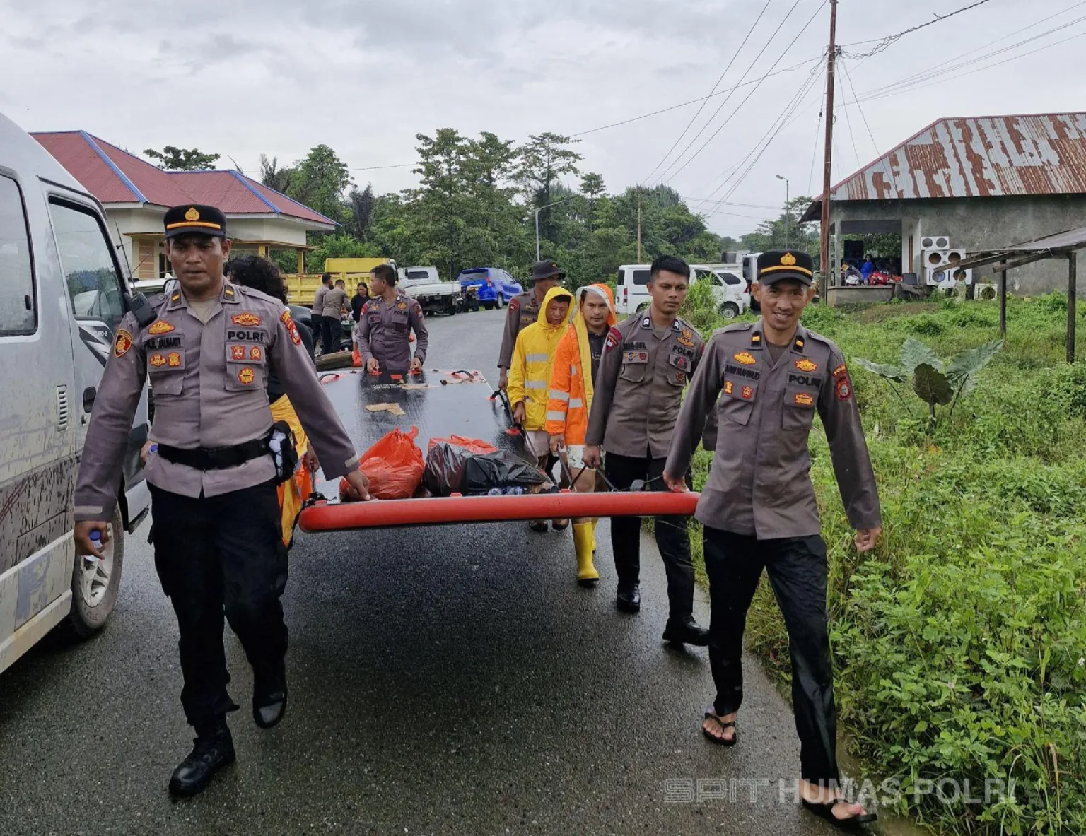 Polres Halteng Mengirimkan Bantuan Sembako Dan Mengevakuasi Warga Yang Terjebak Banjir Di Trans Kobe 54