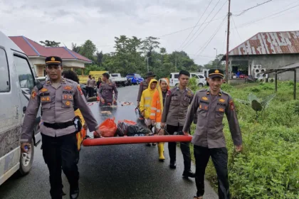 Polres Halteng Mengirimkan Bantuan Sembako Dan Mengevakuasi Warga Yang Terjebak Banjir Di Trans Kobe 54