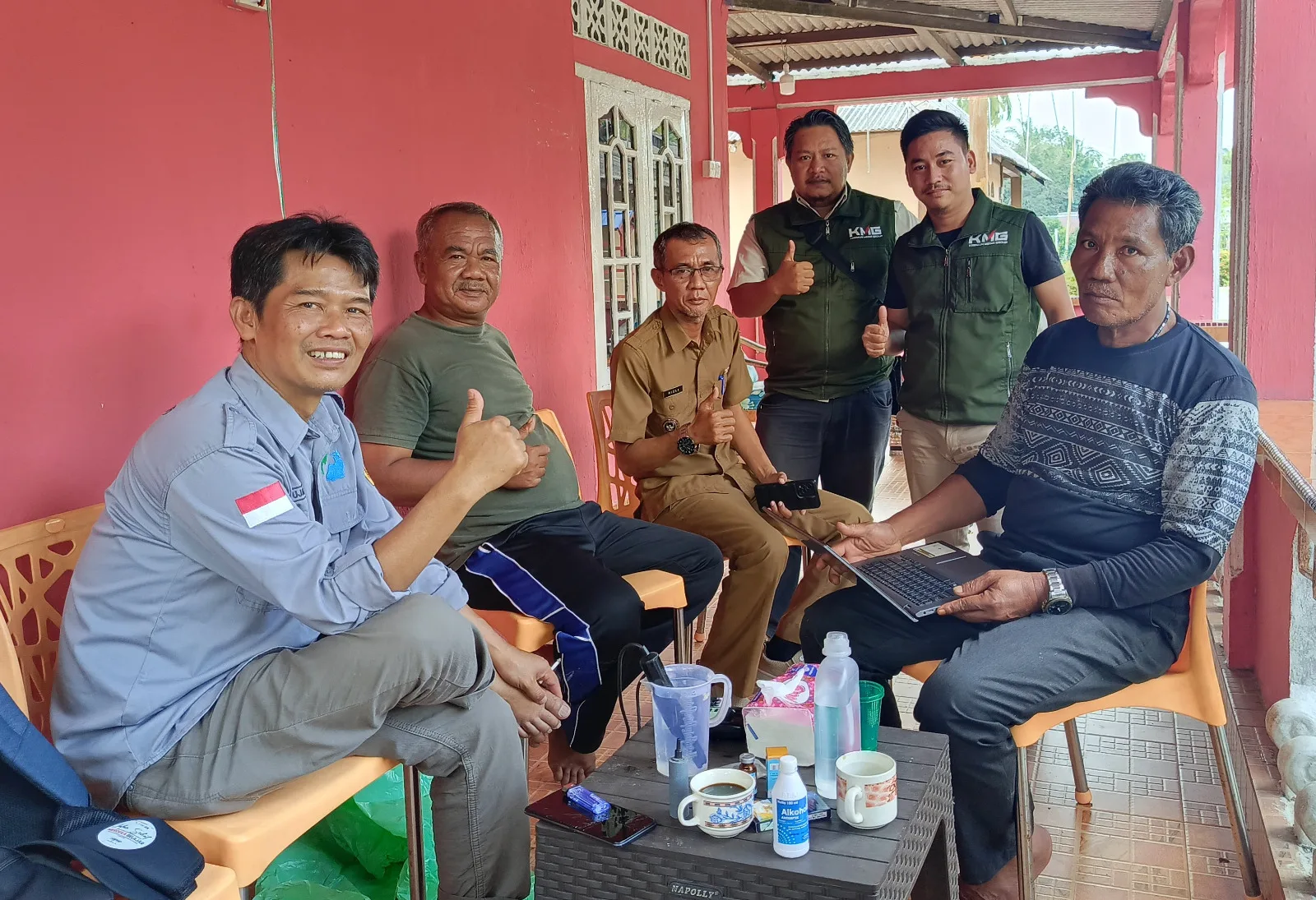 Dosen Perikanan Unpad, Dr. Ujang Subhan, S.Psi., M.Si melatih masyarakat Desa Parit cara pemijahan budidaya ikan air tawar | Foto: Ami