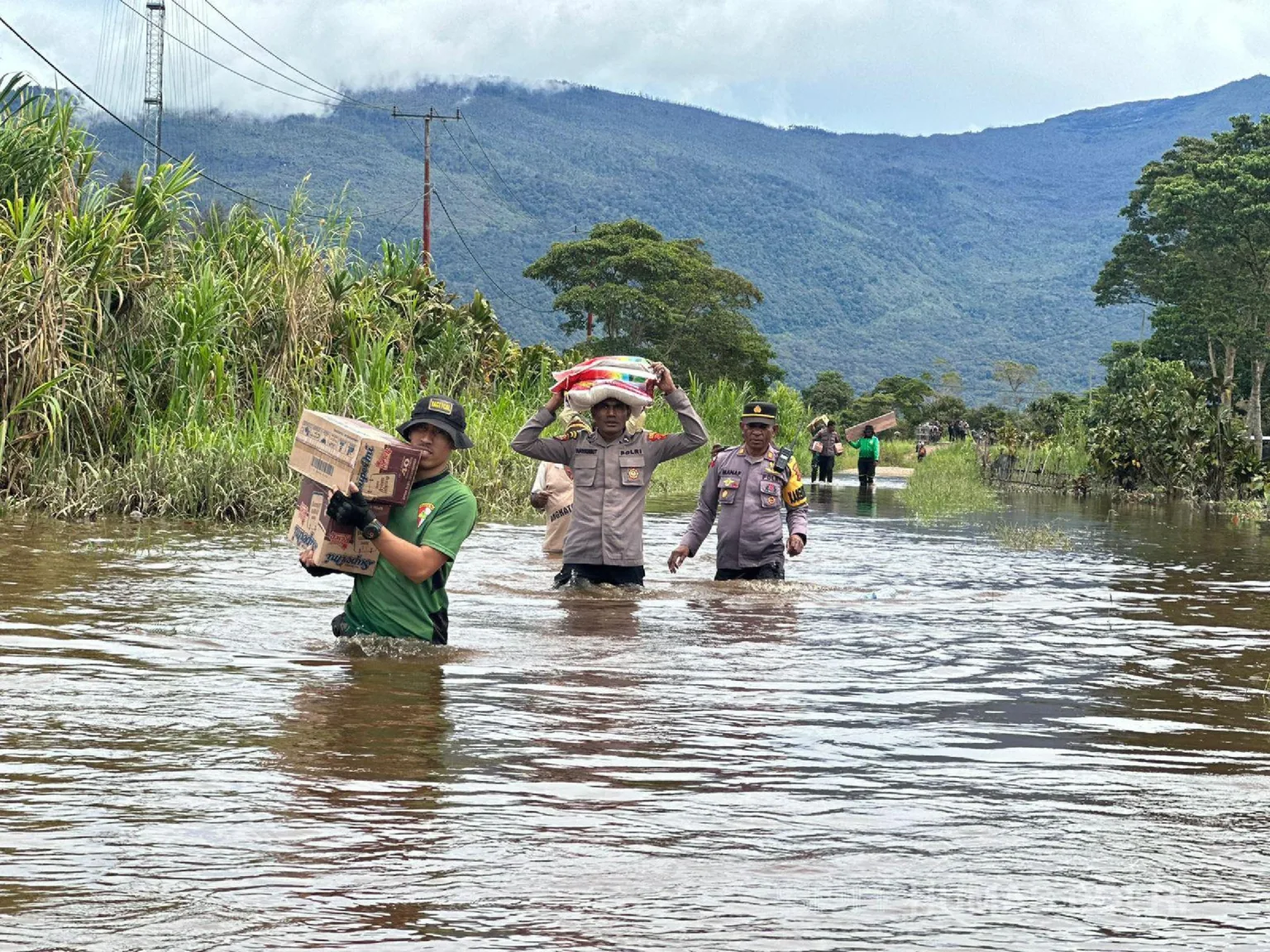 Tnipolri Beri Bantuan Korban Longsor Di Dogiyai 26