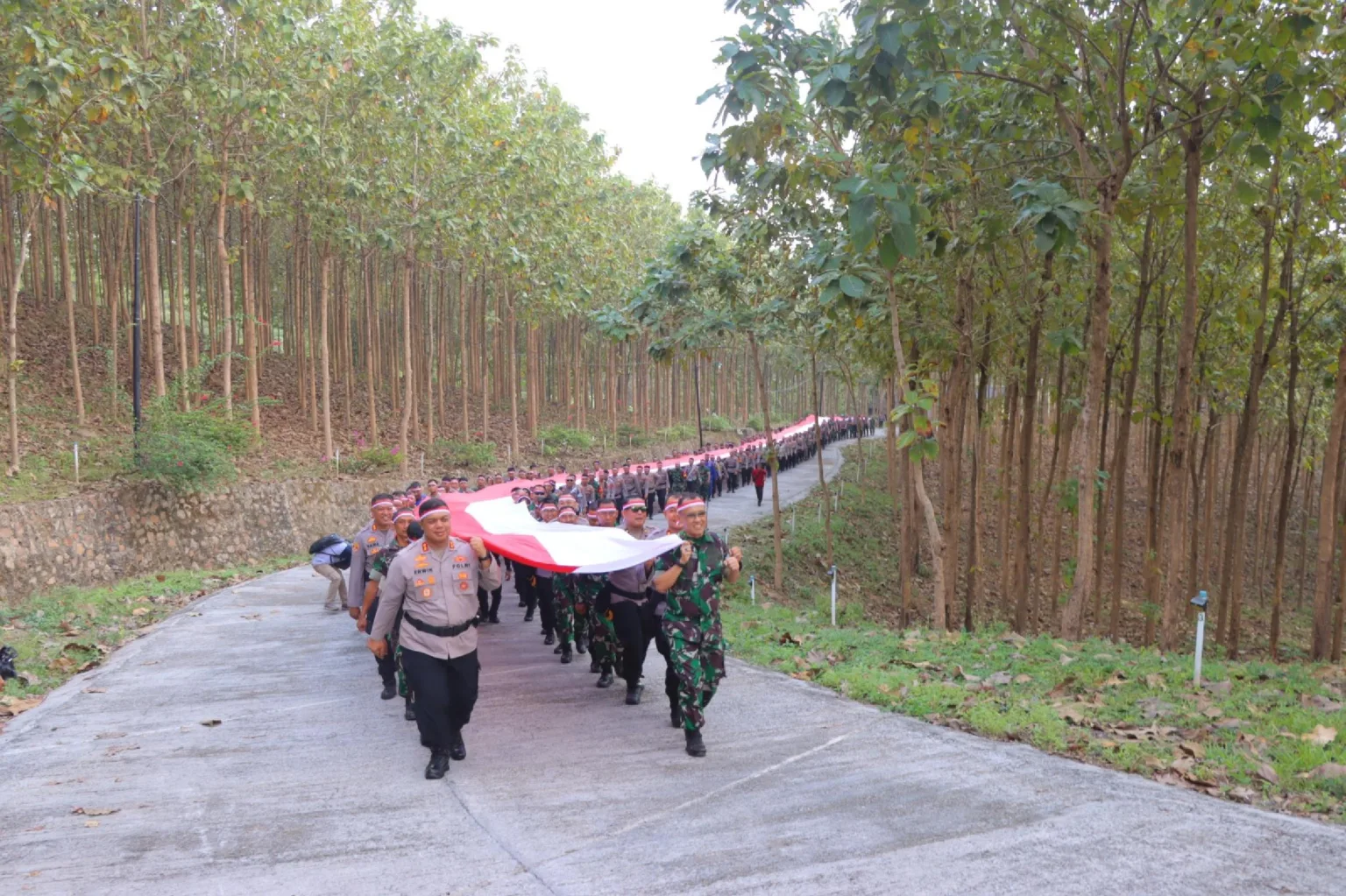 Tnipolri Di Bandar Lampung Gelar Kirab Bendera Merah Putih Sepanjang 79 Meter Sambut Hut Ri 46