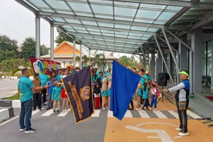 Kepala Bandara RHA Fanani Zuhri dan Kepala BMKG Karimun Ilham Syarief melepas peserta jalan sehat Harhubnas 2024 pada, Senin (16/9/2024) | Foto: Ami