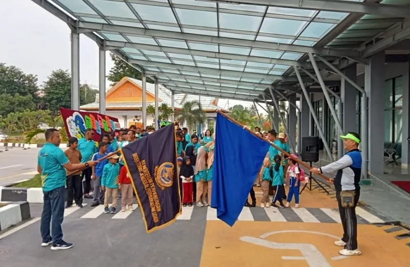 Kepala Bandara RHA Fanani Zuhri dan Kepala BMKG Karimun Ilham Syarief melepas peserta jalan sehat Harhubnas 2024 pada, Senin (16/9/2024) | Foto: Ami