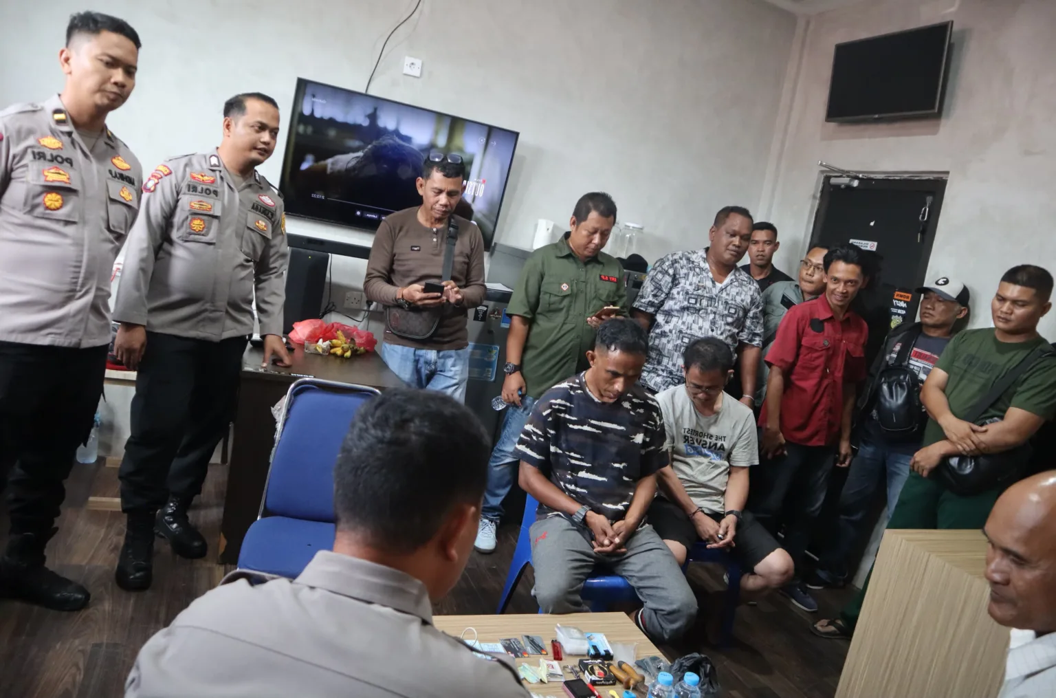 Dua pelaku pengedar sabu ditangkap Babinsa Kodim 0317/TBK, dan diserahkan kepada Satresnarkoba Polres Karimun | Foto: Ami