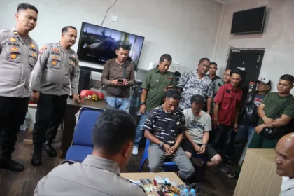 Dua pelaku pengedar sabu ditangkap Babinsa Kodim 0317/TBK, dan diserahkan kepada Satresnarkoba Polres Karimun | Foto: Ami