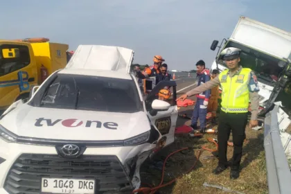 Evakuasi Kecelakaan Minibus Tv One Dan Truk Di Tol Pemalang 22