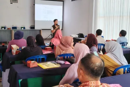 Wartawan Kutipan.co yang juga Wakil Ketua Karimun Media Group (KMG), M. Saimi Arrahman memberikan materi Pelatihan Multimedia di Desa Telaga Tujuh | Foto: Ami