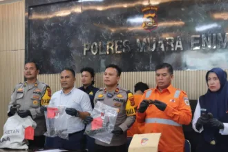 Polres Muara Enim Gelar Konferensi Pers Pencurian Pendrol Rel Kereta Api Milik Pt Kai 38