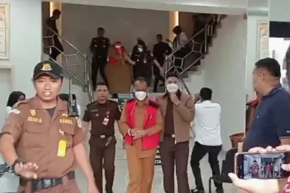 Dua tersangka dugaan korupsi belanja BBM dan pemeliharaan peralatan mesin di Dinas Lingkungan Hidup Kabupaten Karimun digiring Jaksa menuju Rutan Karimun | Foto: Ami