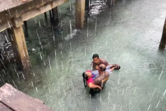 Anggota Polres Kepulauan Anambas Tanggap Selamatkan Remaja Tercebur Ke Laut Di Tengah Cuaca Ekstrem 47