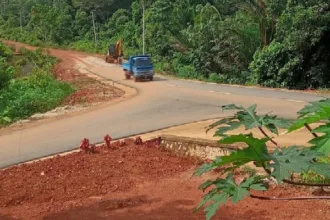 Kondisi jalan aspal di Desa Sebele, Kecamatan Belat yang rusak akibat aktivitas penambangan bauksit PT TAB | Foto: Ami