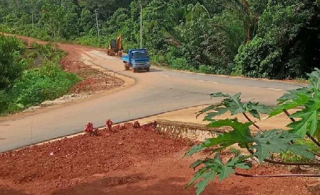 Kondisi jalan aspal di Desa Sebele, Kecamatan Belat yang rusak akibat aktivitas penambangan bauksit PT TAB | Foto: Ami