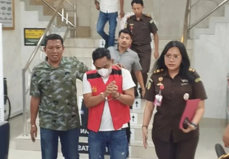 Rusmaidi, tersangka dugaan korupsi proyek pembangunan Dermaga Islamic Centre Kundur digiring ke Rutan Karimun untuk menjalani masa penahanan | Foto: Ami